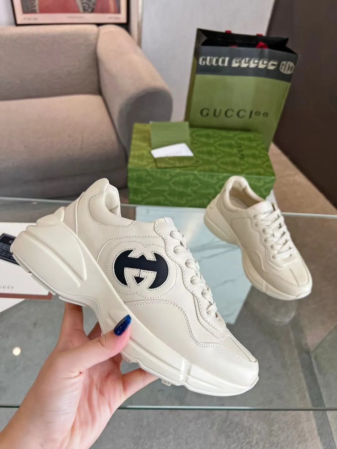 👟👟Ex-factory price 480👟👟 Women's shoes, women's clothing, men's models ➕10 Gucci dad shoes for couples, distressed leather horn-shaped retro jogging shoes. The Balenciaga grandpa trend has subsided and ushered in GUCCI dad shoes, the trend leader in the fashion industry. Original shoes are molded and original lasts are made by Italian handmade OEM! [Gucci original dad shoes] Original surface: imported calfskin! Lining: Grade A hybrid lambskin! Outsole: The highest restoration sole T👟👟Ex-factory price U material plus wear-resistant foam (anti-wear cushioning) ivory leather processed with distressed effect The sole is 5cm high! The comfort level is excellent, killing all high-end versions on the market! Original logo outsole! 👣Size: Women’s size 35-40. Men's size 38-45. Women's heel with 🈚️logo! Men's heel with 🈶️logo!